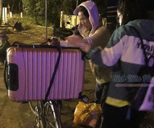 Người mẹ nghèo dậy từ lúc gà chưa gáy chuẩn bị vali đồ đạc cho con gái lên đường nhập học