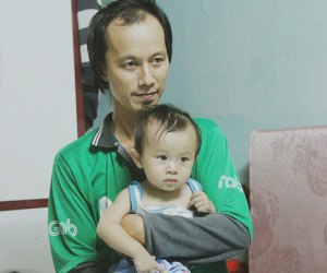 Gặp người cha địu bé trai 9 tháng tuổi chạy xe ôm ở Sài Gòn: 'Mình có lỗi với con, thấy con đi nắng mà xót lắm'