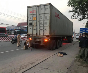 Nam sinh lớp 9 bị xe container cán tử vong khi qua đường