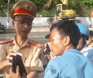 CSGT hỏi 'Sao uống nhiều thế?', người đàn ông quay mặt cười trừ: 'Bố vợ anh chết, anh chẳng uống nhiều'