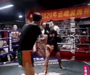 Clip: Khiêu chiến cao thủ kickboxing, võ sư Thái cực quyền bị đánh ngã 'chổng vó'
