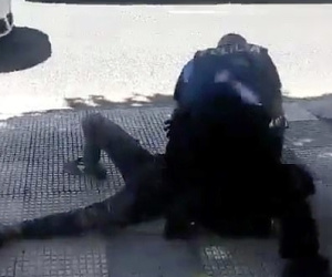 Cảnh sát Tây Ban Nha đè đầu gối lên gáy thiếu niên 14 tuổi không đeo khẩu trang đúng quy định