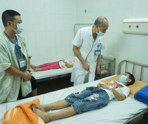 Nguyên nhân ban đầu vụ ngộ độc thực phẩm khiến 51 học sinh cùng trường đau bụng, nôn trớ