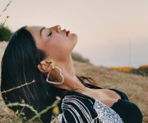 Selena Gomez khoe ngực căng đầy, nóng bỏng trong bộ ảnh mới