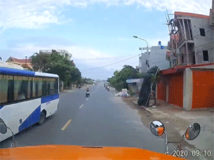 Video: Người phụ nữ chạy xe máy bất ngờ tạt ngang đầu xe ô tô khiến nhiều người bức xúc