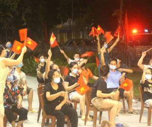 Nửa đêm, người dân tại ổ dịch nhà hàng bò tươi Hải Dương nhảy múa ăn mừng khi hết phong tỏa, cách ly