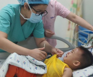 Cấp cứu bé trai 3 tuổi uống nhầm nước tẩy rửa