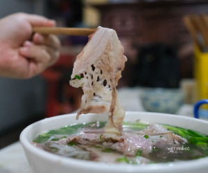 Quán phở sáng của ông chủ kỹ tính bậc nhất phố cổ Hà Nội: Dao thái thịt đố ai được động vào, vợ bán chung gần 30 năm vẫn không được đứng bếp!