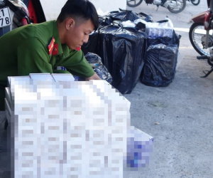Bị phát hiện chở hàng lậu, nhóm đối tượng lao xe vào cảnh sát hòng tẩu thoát