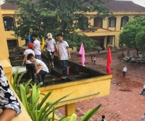 Vụ học sinh ra ban công tầng 2 nhặt rác: Phòng GD&ĐT làm việc với ban giám hiệu trường
