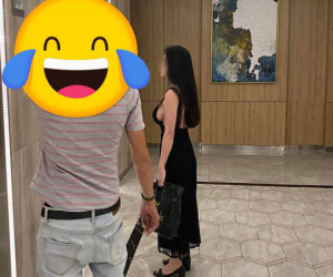 Cô gái trẻ đứng chờ thang máy với chiếc váy 'hiểm hóc', cắt xẻ táo bạo khiến vòng 1 chỉ chực rơi ra ngoài