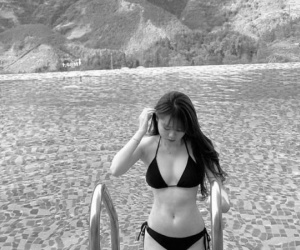 Huỳnh Anh khoe ảnh 'chặt chém' với bikini kèm status sâu sắc nhưng không hiểu sao lại xoá