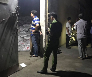 Hàng trăm bao hàng đổ sập, đè chết 2 công nhân ở Bình Dương