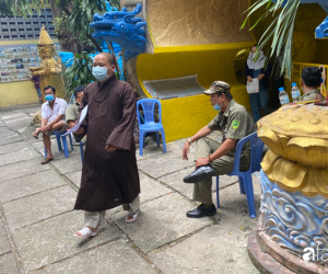 Éo le nhiều gia đình nhận chung hũ tro cốt người thân bị thất lạc di ảnh gửi tại chùa Kỳ Quang 2