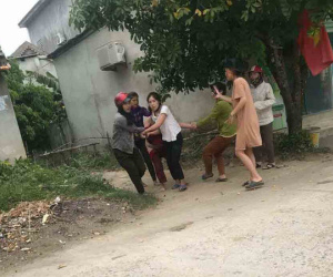 Điều tra vụ người phụ nữ bị nhóm đối tượng làm nhục, đánh hội đồng