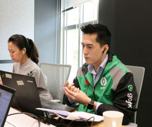 Vô tình bị 'chụp lén', tân CEO Gojek Việt Nam đẹp trai như 'hot boy' lập tức trở thành tâm điểm: Cao 1m84, 33 tuổi đã làm giám đốc điều hành của nhiều công ty lớn