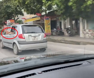 Đôi chân xấu xí thò ra ngoài cửa ô tô - hành động của người trong xe khiến tất cả ngán ngẩm