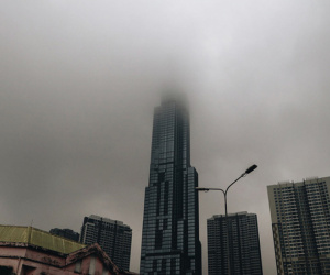 Ảnh: Tòa nhà Landmark81 'mất tích' trong sương mù, trời Sài Gòn se se lạnh vào sáng đầu tuần