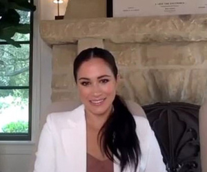 Meghan Markle tái xuất với gương mặt khác lạ nhưng mọi sự chú ý lại đổ dồn vào bức ảnh ngay phía sau lưng