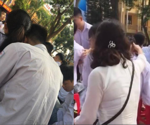 Cặp đôi vô tư ngồi lên đùi nhau trong giờ sinh hoạt, hành động của cô giáo vừa cao tay vừa khiến cả hai 'tái mét'