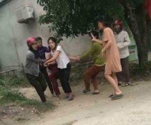 Một phụ nữ bị đánh hội đồng, lột đồ, kéo lê trên đường nghi do mâu thuẫn tiền bạc