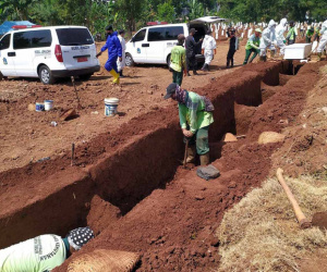 Indonesia phạt người không đeo khẩu trang đào mộ