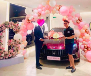 Rò rỉ ảnh Matt Liu đi tậu xế tiền tỷ tặng Hương Giang, còn diện áo nàng mua cho mới chịu: Bạn trai nhà người ta đây rồi!