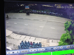 Clip: Chạy xe máy tông thẳng vào cụ ông đang sang đường, nam thanh niên tử vong tại chỗ