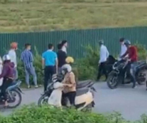 Bị xe khách tông trúng, chiến sĩ CSCĐ vẫn bám vào cần gạt nước được 1km trước khi ngã xuống đường và bị cán tử vong