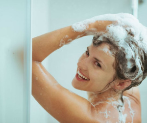 Khi đi tắm, chúng ta nên gội đầu hay cọ rửa cơ thể trước mới ĐÚNG NHẤT? Câu hỏi tưởng vô nghĩa nhưng lại quyết định cực lớn đến sức khỏe của bạn