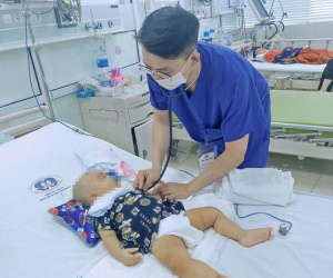 Vô tình trượt chân ngã vào thùng đồ chơi, bé trai 11 tháng tuổi bị kéo đâm vào đầu gây xuất huyết não