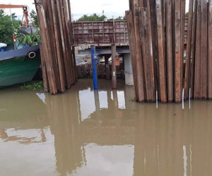 Tàu chở 45 tấn gạo chìm xuống sông