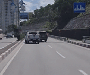Clip 6 phút ghi lại màn 'đụng độ' của 2 chiếc xe bán tải Ford Range và Prado giữa đường