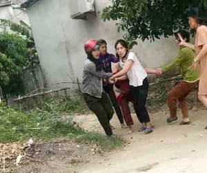 Vụ người phụ nữ bị đánh đập, lột đồ kéo lê trên đường: Hai bên tố nhau chuyện vay tiền không trả