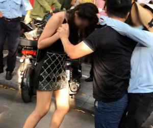 Đánh ghen ở phố Lý Nam Đế: Bồ nhí lên tiếng 'không cướp chồng của chị nào cả'