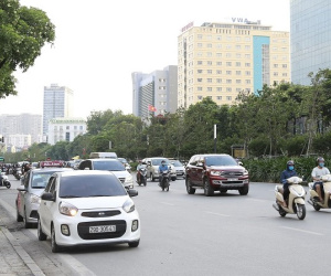 Đề xuất cấm ô tô dừng quá 5 phút: Không dễ thực hiện