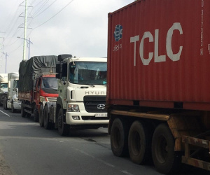 Kẹt xe kinh hoàng, nghìn xe container 'rồng rắn' đổ về cảng Cát Lái