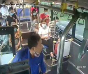 Người đàn ông nhổ nước bọt vào nữ phụ xe buýt khi nhắc đeo khẩu trang bị phạt 300.000 đồng