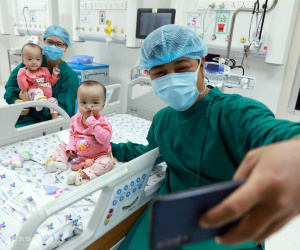 Trúc Nhi và Diệu Nhi đã có thể tập đứng, tập bò