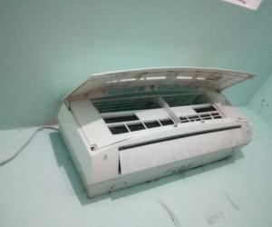 Nghe tiếng rít rợn người ngay trong phòng ngủ lúc yên ắng, người đàn ông mở điều hòa kiểm tra thì phát hiện cảnh tượng "dựng tóc gáy"