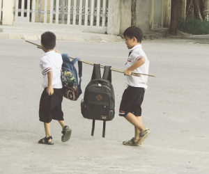Bức ảnh đôi bạn thân Tiểu học cùng nhau 'gánh cặp': Cho tôi xin một vé đi tuổi thơ