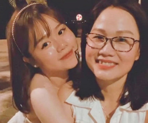 Huỳnh Anh để lộ ảnh mẹ ruột, hóa ra bạn gái Quang Hải trẻ trung xinh xắn bởi thừa hưởng toàn bộ nét đẹp của mẹ