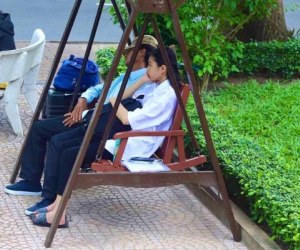 Xót xa người cha trùm kín mũ, ngủ thiếp trên băng ghế cùng lời dặn dò mang hy vọng cả một đời cực nhọc vì con