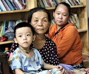 Người dân Đà Nẵng gấp rút sơ tán trong đêm: 'Bão dịch chưa qua, bão thiên tai lại tới!'