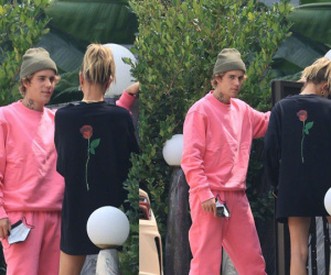 Justin Bieber trở mặt chỉ trong 1 giây: Đang nhìn vợ âu yếm bỗng quay sang lườm paparazzi 'cháy mặt'
