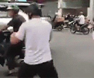 Video: 2 người đàn ông bỏ xe máy lẫn ô tô, đứng "boxing" giữa ngã tư phố Hà Nội