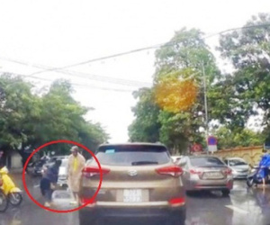 Nữ sinh tặng đôi dép tổ ong cho chiến sĩ CSGT chân trần phân làn giữa trời mưa bão
