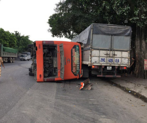 Sang đường không quan sát, người phụ nữ đi xe đạp điện bị xe khách tông tử vong