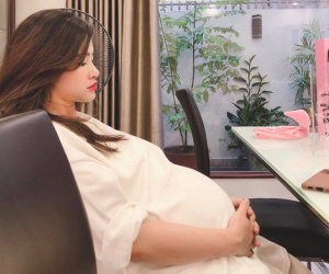 Bị chụp lén khi mang thai những tháng cuối, nhan sắc của Đông Nhi gây chú ý hơn cả chiếc bụng bầu to tròn