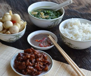 3 kiểu ăn cơm cực tai hại mà người Việt cần phải từ bỏ ngay trước khi làm 'mòn bao tử' và rước thêm cả tá bệnh cho mình